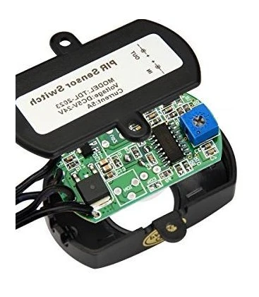 Nærbillede af PIR sensor til LED strip viser terminaler og sensorhoved