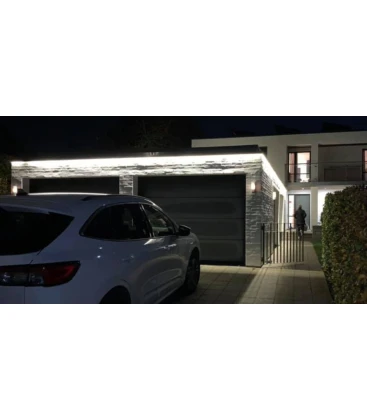 Stemningsbillede af en 230V LED strip monteret udendørs, som kan have begrænsninger ved lav dæmpning.