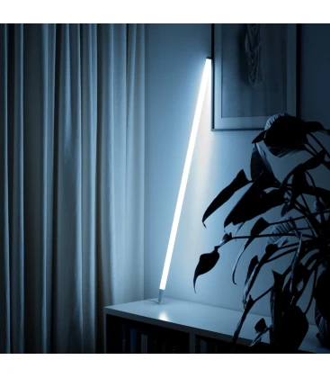 Moderne neon tube LED rør installeret i et stilrent miljø