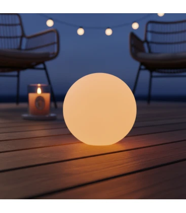 Stemningsbillede af en vandtæt RGB LED bold i en pool, der viser korrekt fungerende lys.
