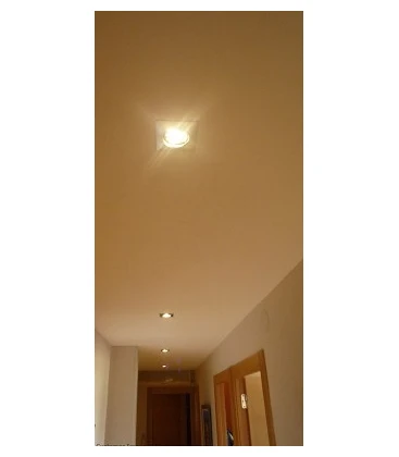 En 12V LED spot installeret i et miljø, der kræver korrekt spænding for optimal levetid.