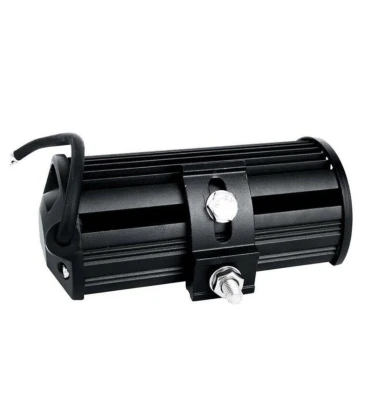 Montering af 36W LED arbejdslampe der viser robust konstruktion til udendørs brug.