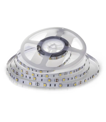En 5 meter rulle med LED strip klar til installation i køkken eller bryggers.