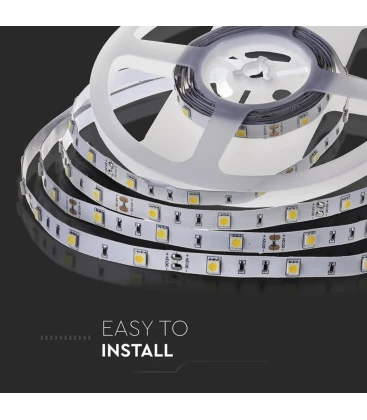 Montering af LED strip der giver et klart og neutralt hvidt lys til kontormiljøer.
