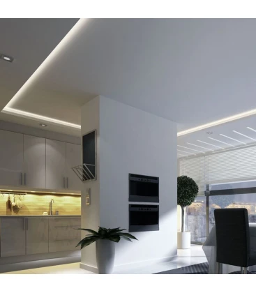 Kraftig LED strip belysning anvendt som effektiv arbejdsbelysning på et kontor.